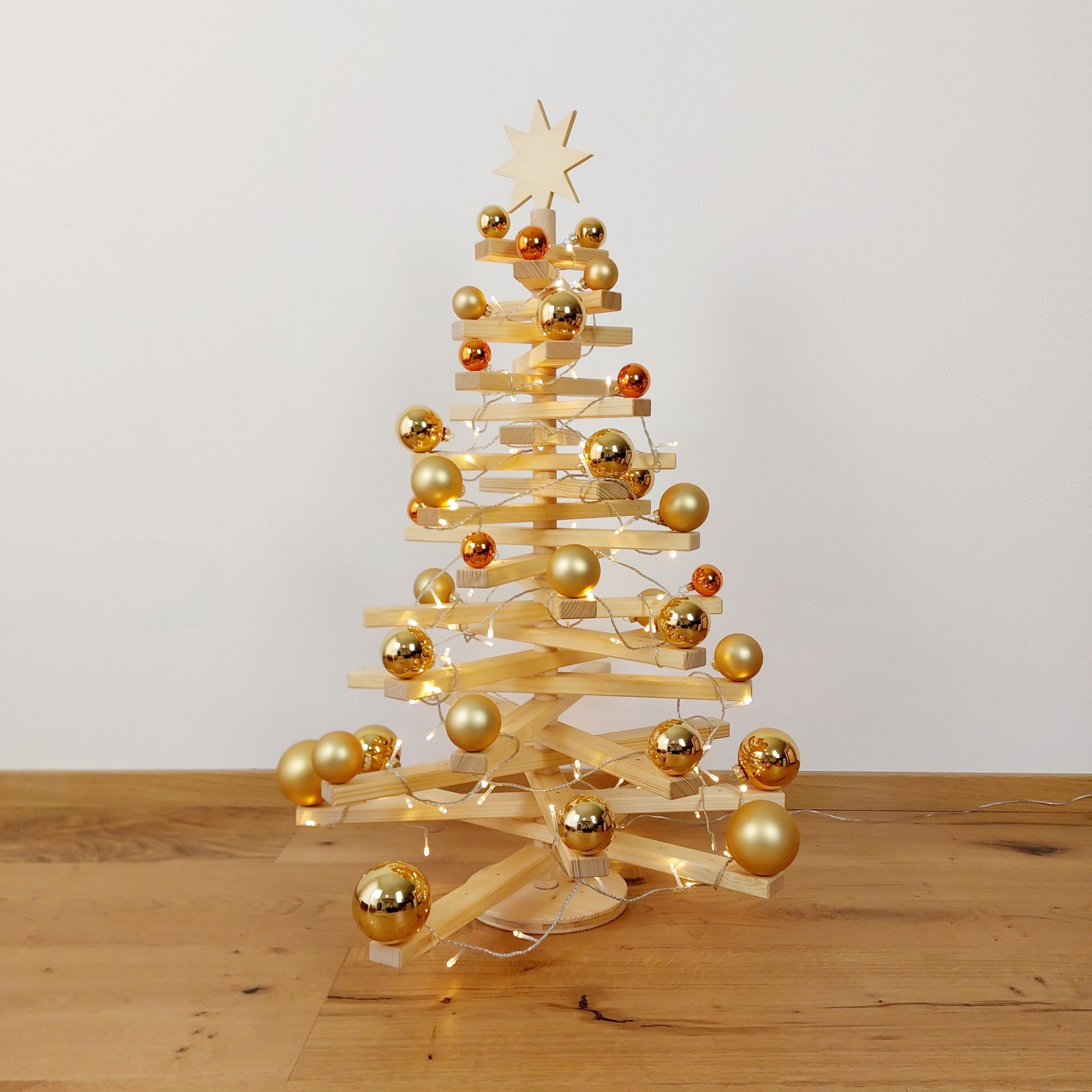 L-Holzweihnachtsbaum MIELA - Strahlendes Gold mit feiner orangefarbener Note