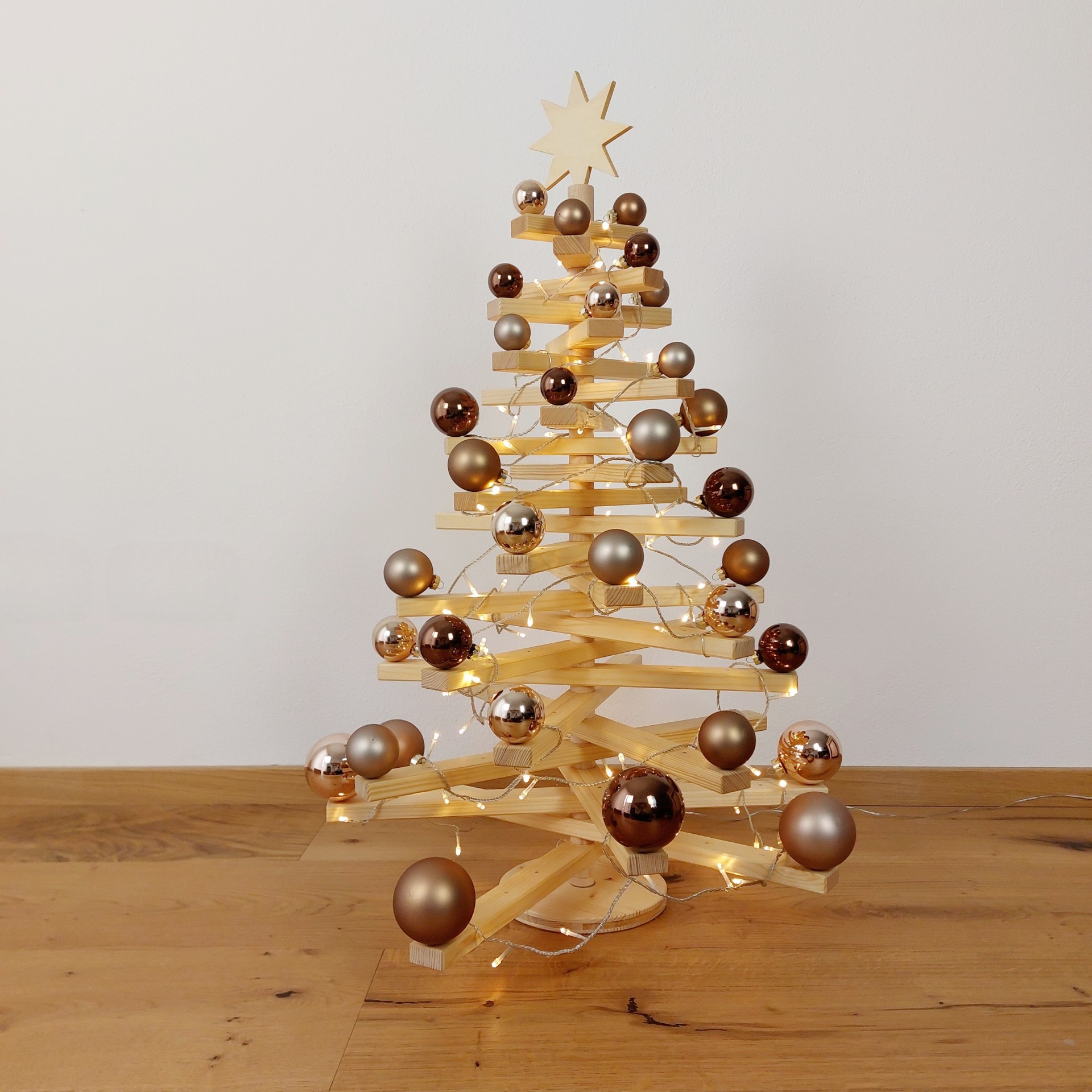 L-Holzweihnachtsbaum LINDA - Sanftes Braun mit Gold