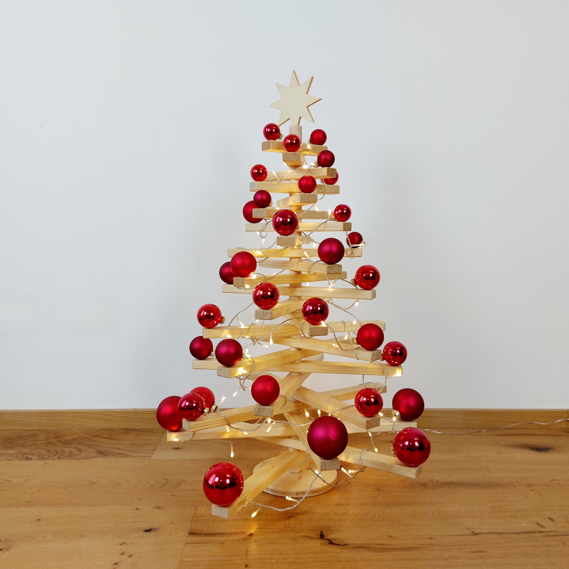 L-Holzweihnachtsbaum RUBENA - Kräftige, warme Rottöne